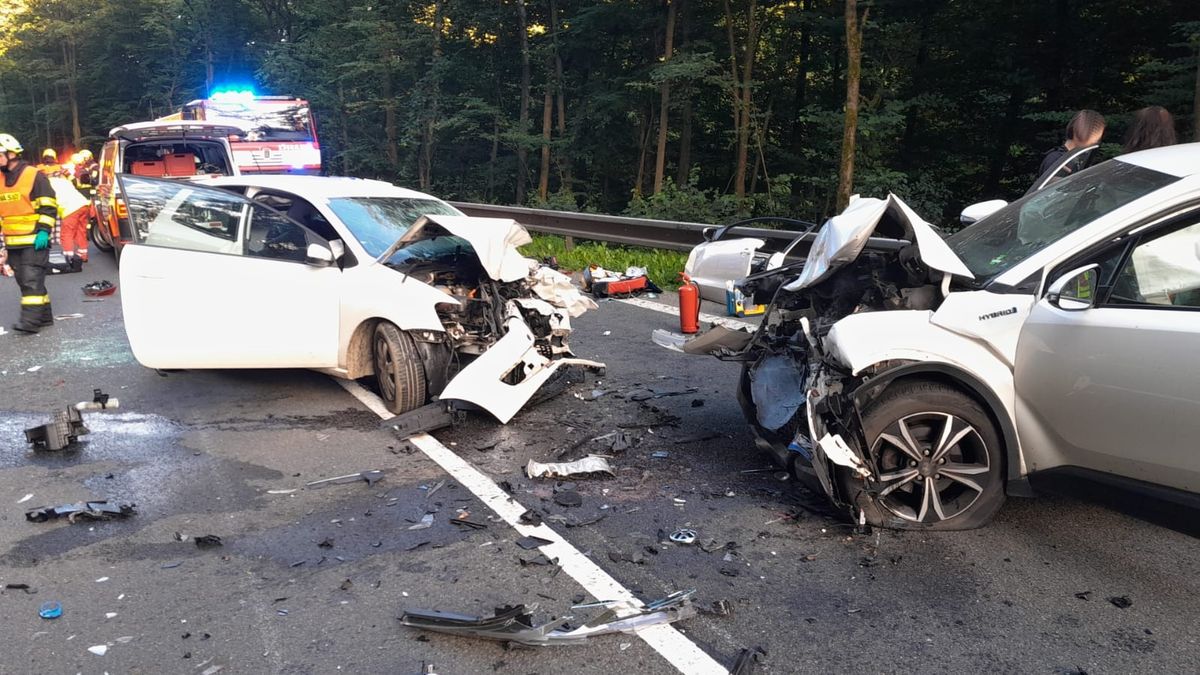 Čelní střet aut na Jablonecku: řidič, který vjel do protisměru, nepřežil